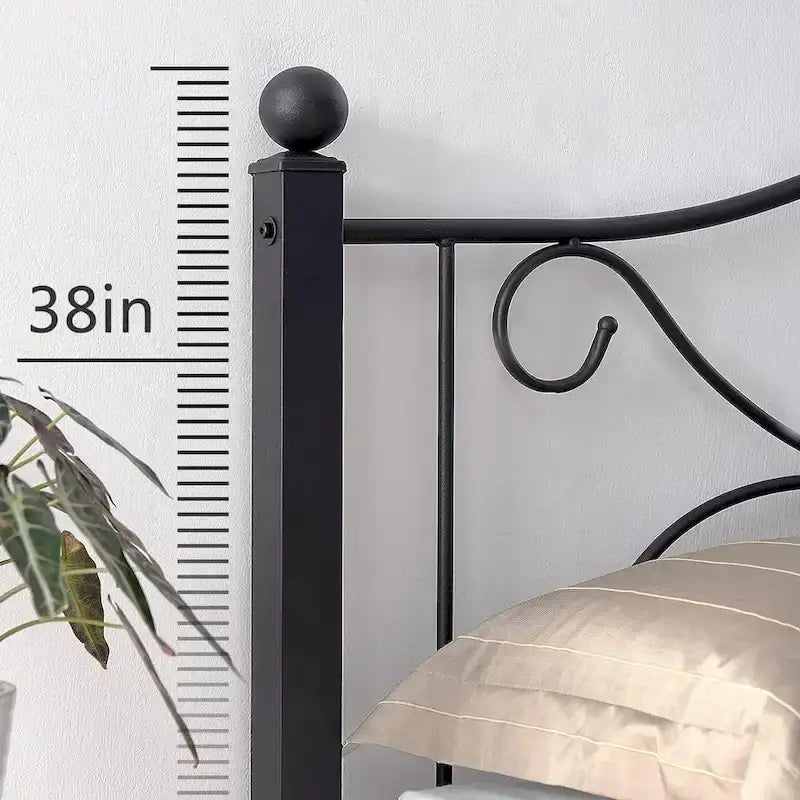 Classico telaio letto in metallo nero a volute con piattaforma