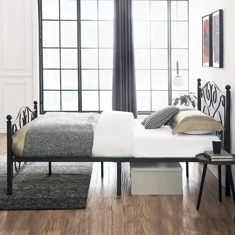 Classico telaio letto in metallo nero a volute con piattaforma