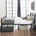 Classico telaio letto in metallo nero a volute con piattaforma