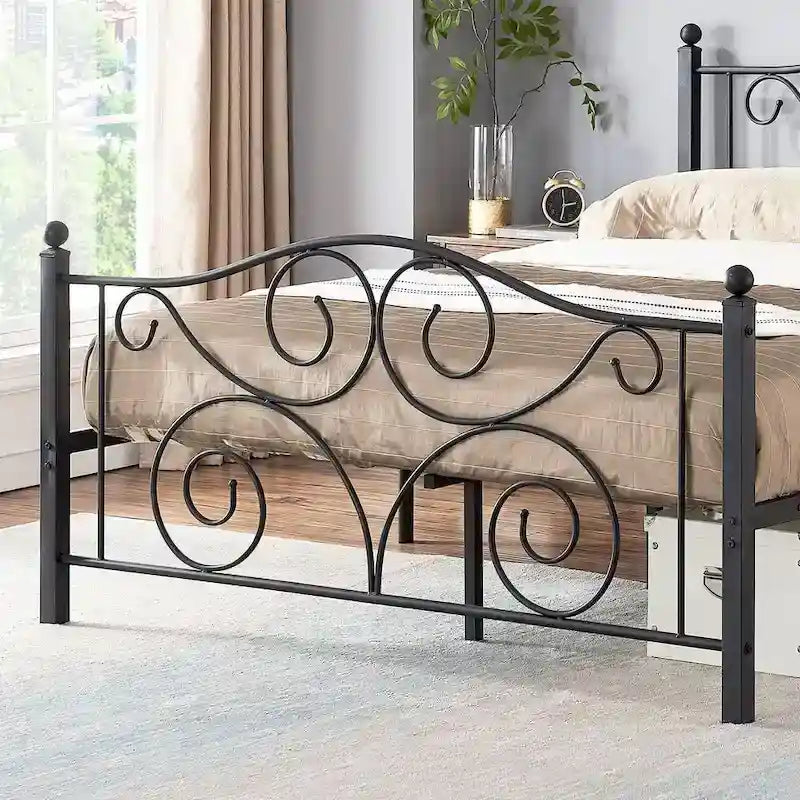 Classico telaio letto in metallo nero a volute con piattaforma
