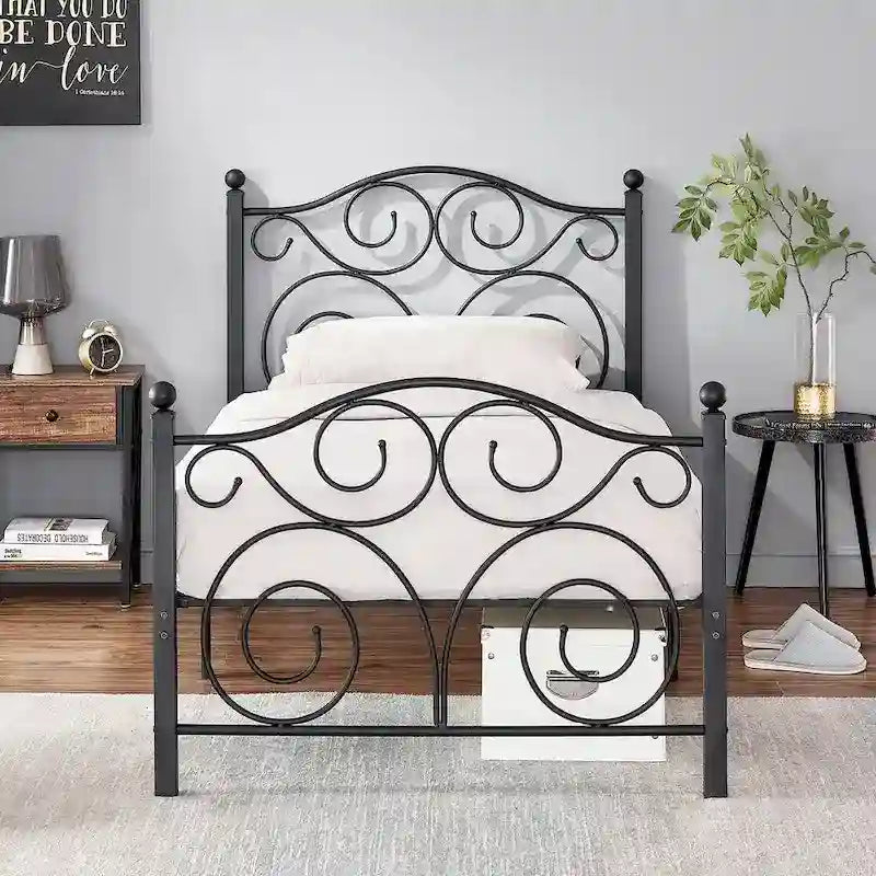 Classico telaio letto in metallo nero a volute con piattaforma