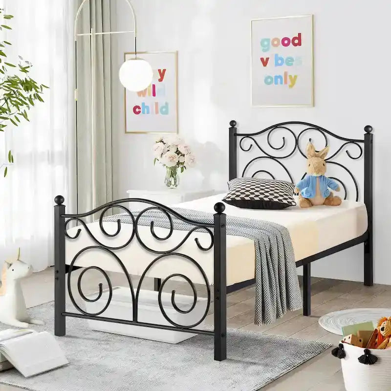 Classico telaio letto in metallo nero a volute con piattaforma