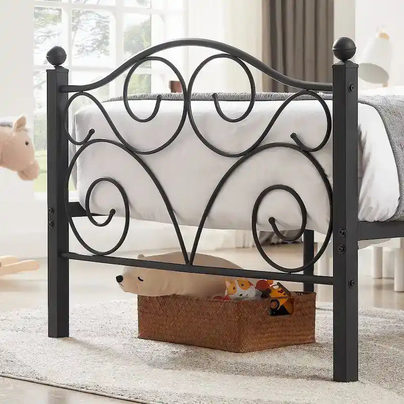 Classico telaio letto in metallo nero a volute con piattaforma