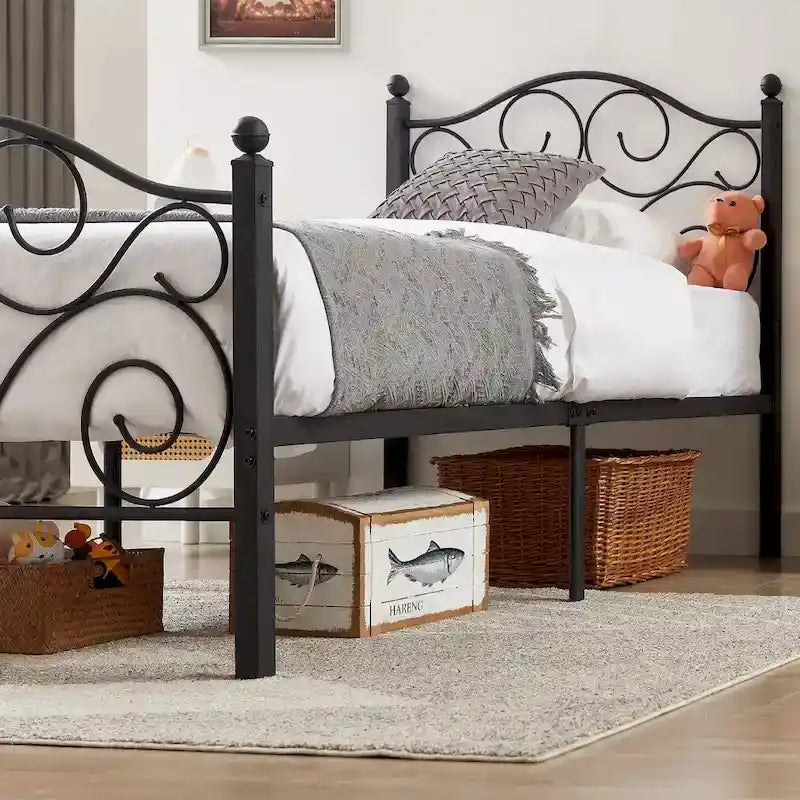 Classico telaio letto in metallo nero a volute con piattaforma