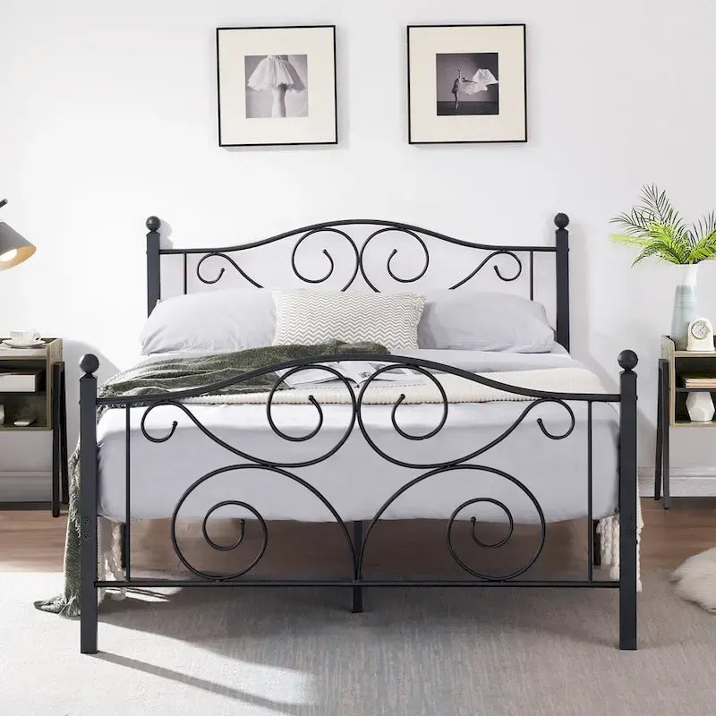 Classico telaio letto in metallo nero a volute con piattaforma