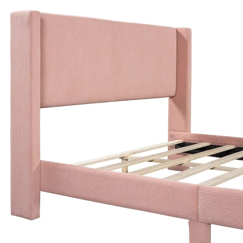 Letto queen-size con piattaforma in velluto a coste e testiera trapuntata