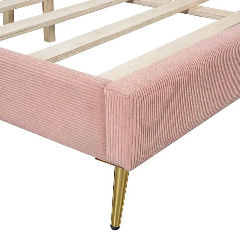 Letto queen-size con piattaforma in velluto a coste e testiera trapuntata