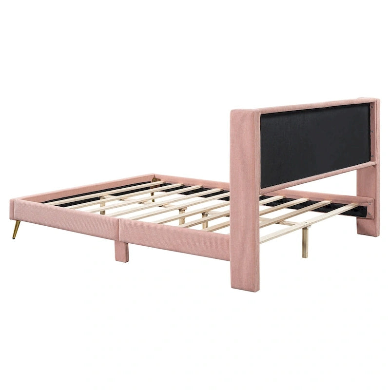 Letto queen-size con piattaforma in velluto a coste e testiera trapuntata