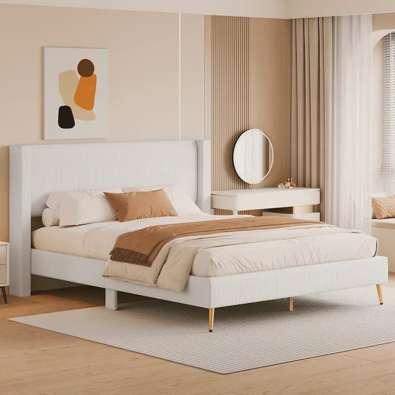 Letto queen-size con piattaforma in velluto a coste e testiera trapuntata