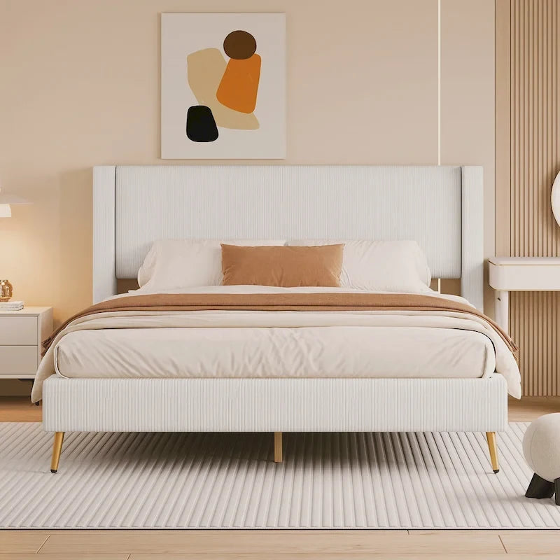 Letto queen-size con piattaforma in velluto a coste e testiera trapuntata