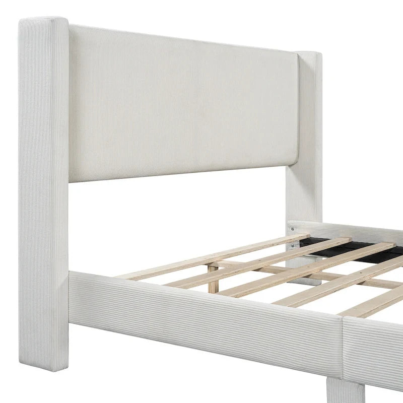 Letto queen-size con piattaforma in velluto a coste e testiera trapuntata