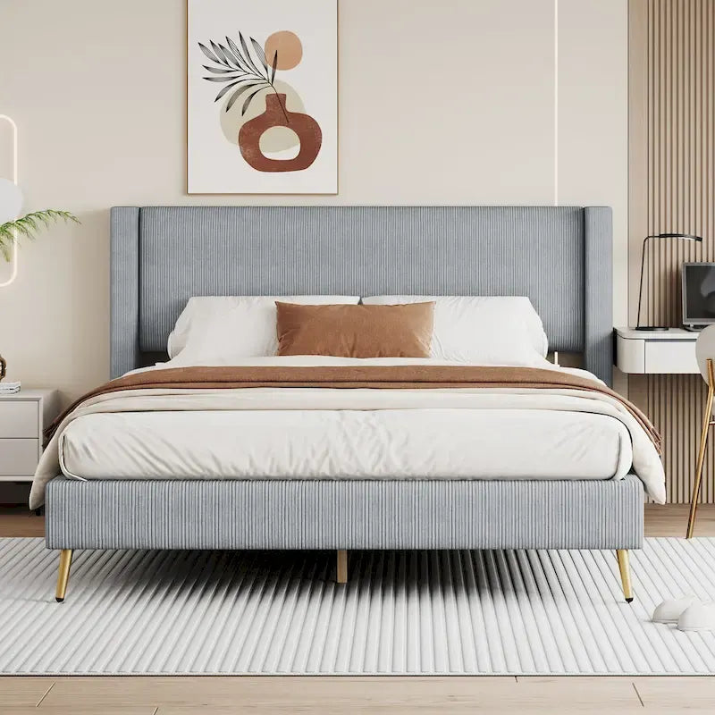 Letto queen-size con piattaforma in velluto a coste e testiera trapuntata