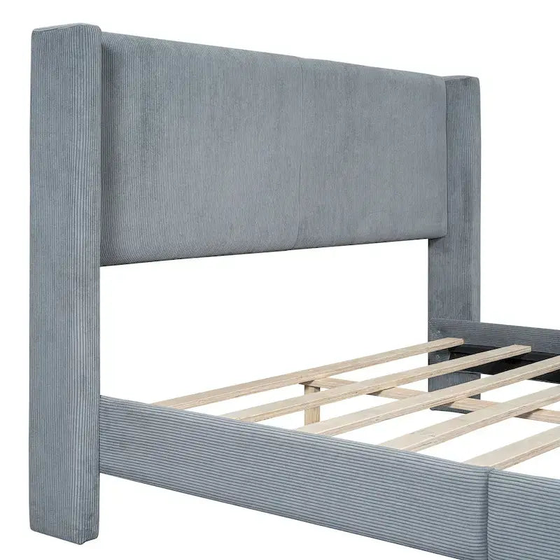 Letto queen-size con piattaforma in velluto a coste e testiera trapuntata