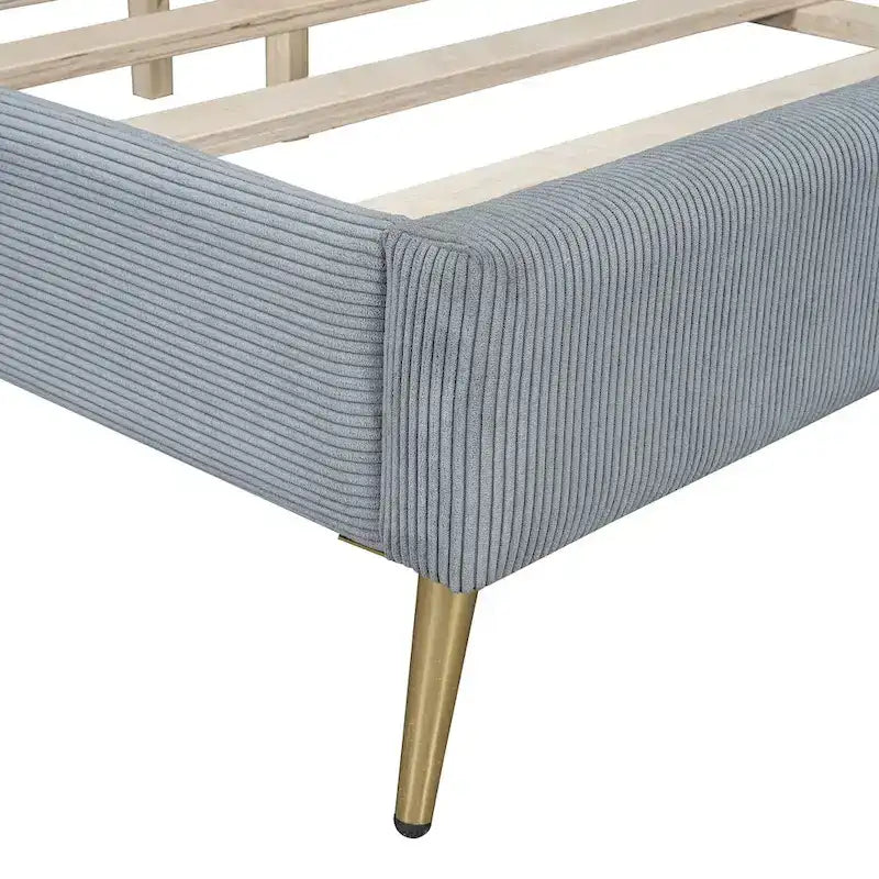 Letto queen-size con piattaforma in velluto a coste e testiera trapuntata