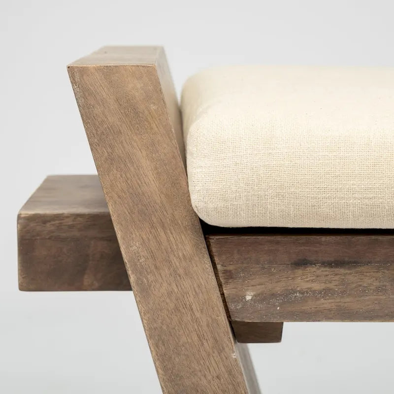 Panca da ingresso imbottita in tessuto crema con struttura in legno marrone 58x15x20