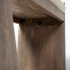 Panca da ingresso imbottita in tessuto crema con struttura in legno marrone 58x15x20