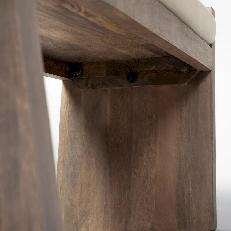 Panca da ingresso imbottita in tessuto crema con struttura in legno marrone 58x15x20